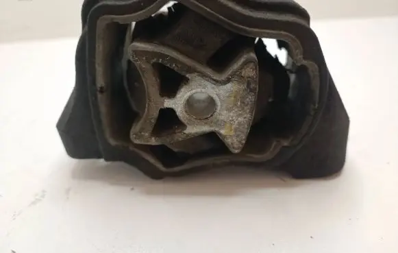 Volvo XC60 Engine mount bracket