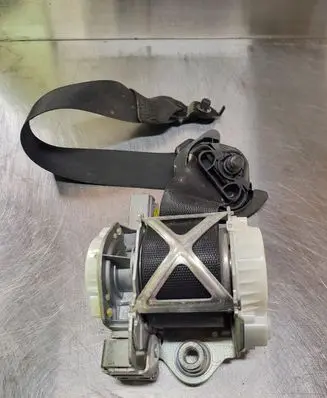 Mercedes-Benz C W204 Front seatbelt A2048609885 A2048603686