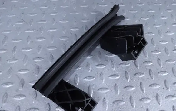 Citroen C4 III e-C4 Rear door windshield rail 9832714880