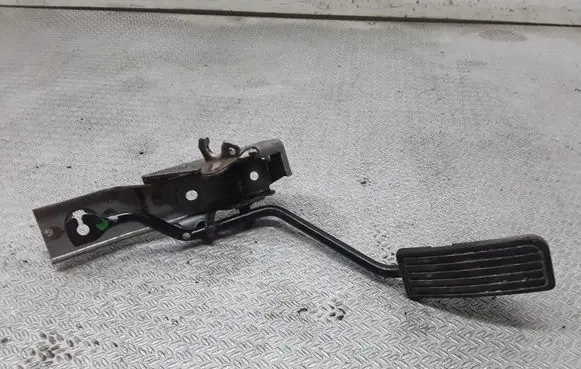 Accelerator throttle pedal