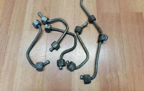 Fuel injector supply line/pipe