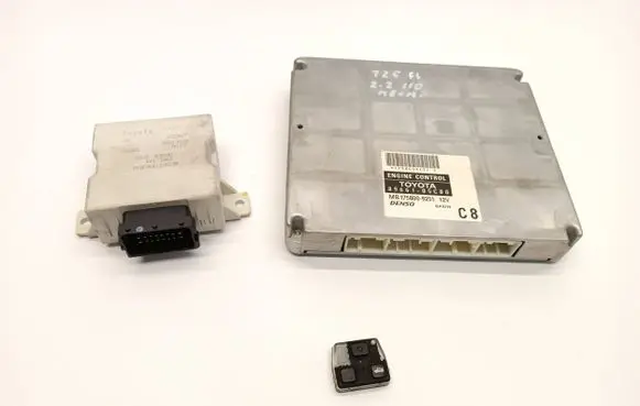 Toyota Avensis T250 Engine ECU kit and lock set 8966105C80 MB1758009251