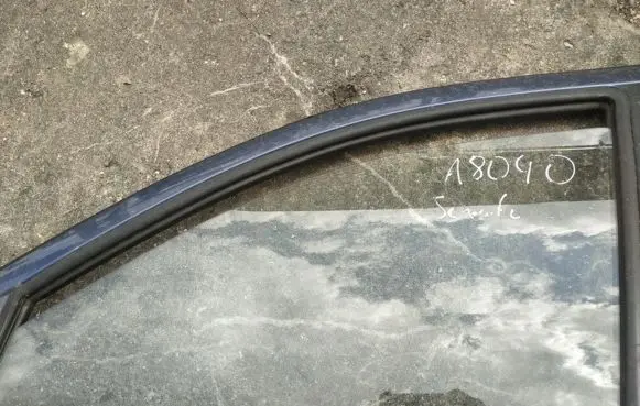 KIA Sorento Front door window glass four-door 