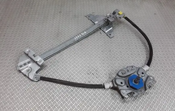Rear door manual window regulator