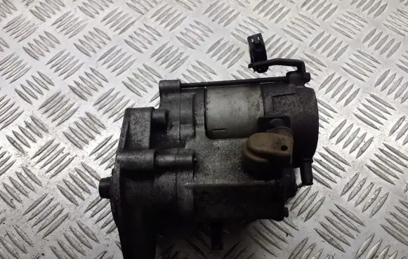 Toyota Yaris Starter motor 28100-33050