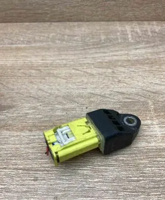 Toyota Prius (XW20) Airbag deployment crash/impact sensor 8983152030 WITHPLUG