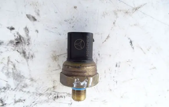 Mercedes-Benz E W212 Fuel pressure sensor A0045421618