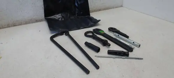 Mercedes-Benz Vito Viano W639 Tool set A6395810001 A6395800103 A6395810101