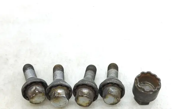 Volvo S60 Anti-theft wheel nuts and lock 