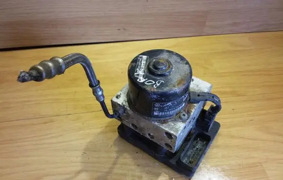 Volkswagen Golf IV ABS Pump 1J0907379G 1J0614117C