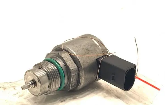 Volkswagen Tiguan Fuel pressure regulator 04L130764C