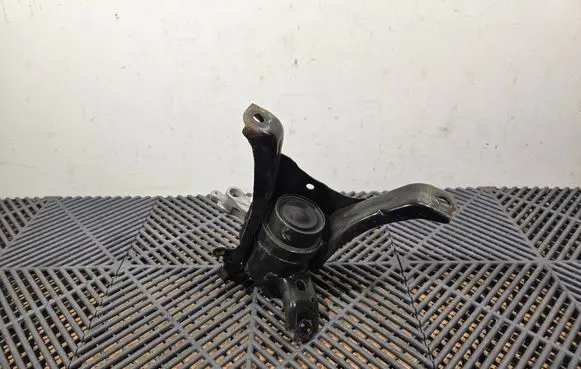 Toyota C-HR I Engine mount bracket