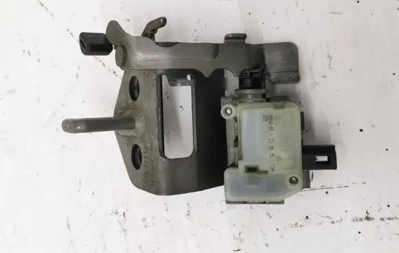 Skoda Octavia Mk2 (1Z) Tailgate lock loop/hook striker 