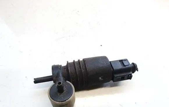 Volkswagen PASSAT B5 Windscreen/windshield washer pump 1j0973722