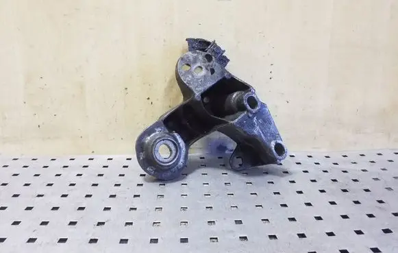 Engine mounting bracket