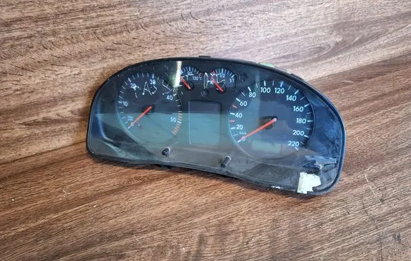 Volkswagen PASSAT B5 Speedometer (instrument cluster) 3B0919881
