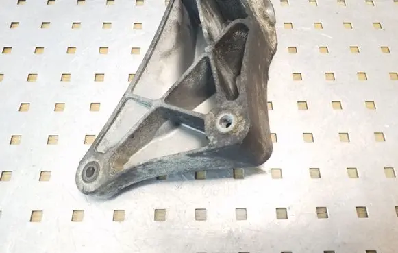 BMW 5 E39 Engine mounting bracket 6750441