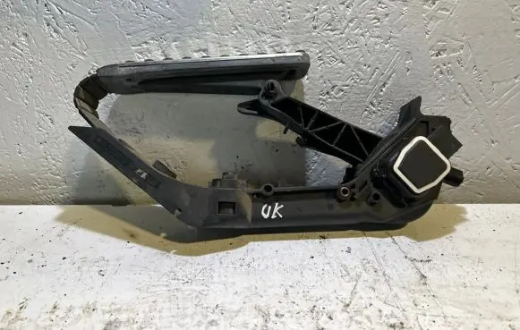 Mercedes-Benz E W211 Accelerator throttle pedal A2113000704