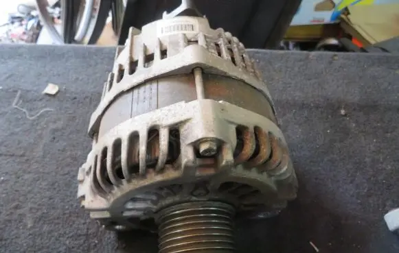 Opel Vivaro Generator/alternator 231004028R