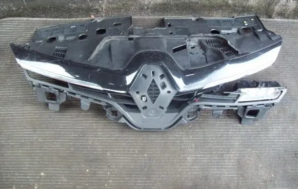 Renault Clio IV Front bumper upper radiator grill 628101467R T0000123683