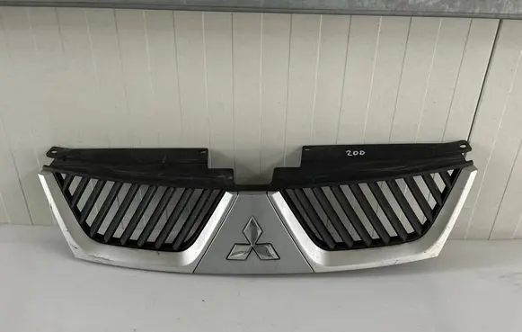Mitsubishi Outlander Front bumper upper radiator grill 