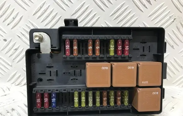 Jaguar XJ X308 Fuse module LNC2822CA