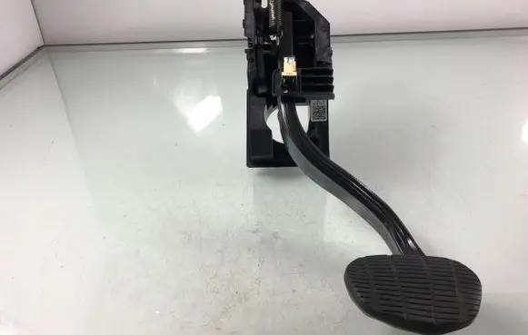 BMW 2 F46 Brake pedal 6856596