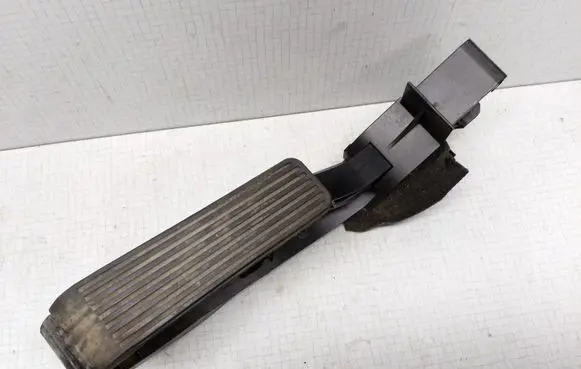 Mercedes-Benz E W211 Accelerator throttle pedal A2113000404