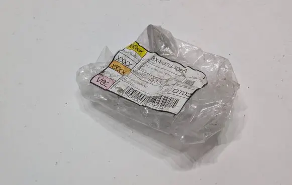 Skoda Kamiq Front door lower hinge 8X4833406A M0931C02 6174825AV