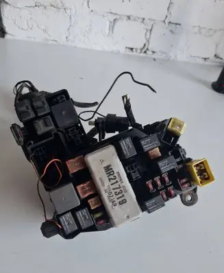 Mitsubishi Eclipse Fuse box set MR217319 V07169