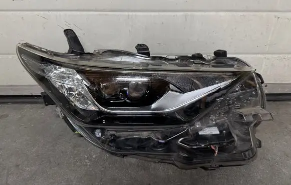 Toyota Auris E180 Headlight/headlamp 8111002K60 90070907
