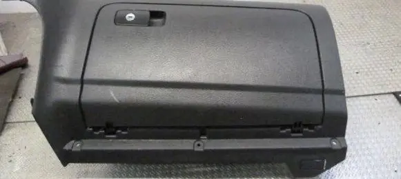 Volkswagen Golf V Glove box