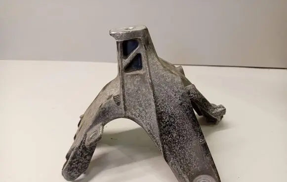 Engine mounting bracket