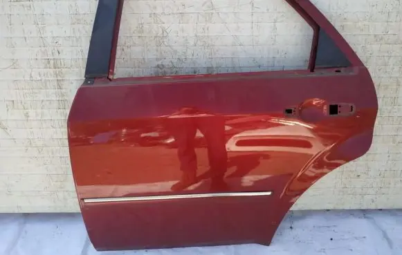 Dodge Magnum Rear door raudonos