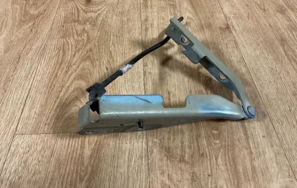Engine bonnet/hood hinges