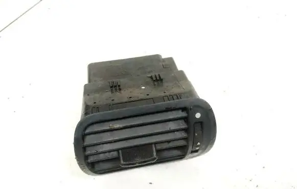 Seat Toledo II (1M) Dash center air vent grill 8L0820901