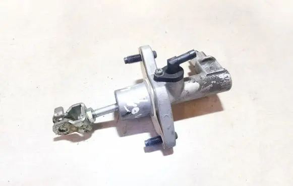 Honda CR-V Clutch master cylinder