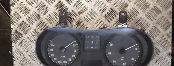 Opel Vivaro Speedometer (instrument cluster) p8200390135