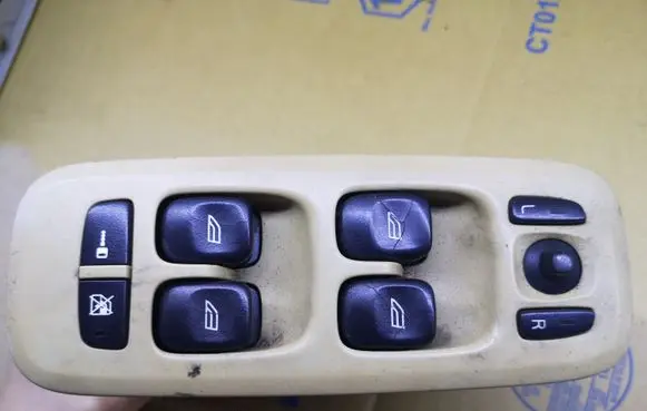 Volvo V70 Electric window control switch 30739980