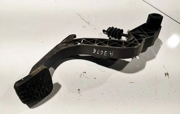 Volkswagen PASSAT B7 Clutch pedal 