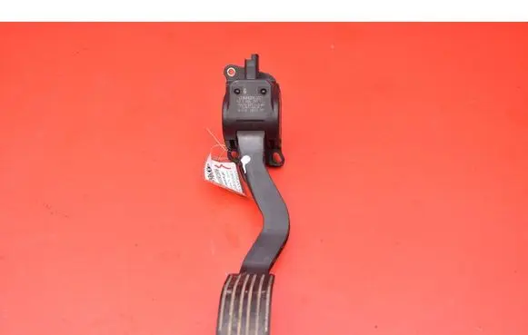 Accelerator throttle pedal
