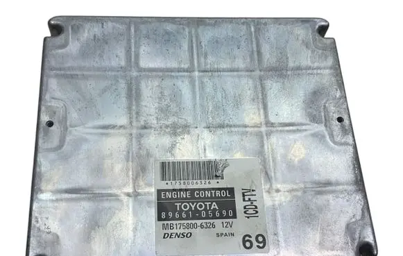 Toyota Avensis T250 Engine control unit/module 8966105690 MB1758006326