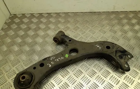 Toyota Prius (XW50) Front lower control arm/wishbone 05555