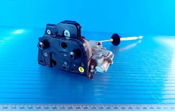 Audi A3 S3 A3 Sportback 8P Front door lock 4F2837015
