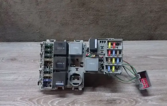 Volvo S60 Fuse module 8690698