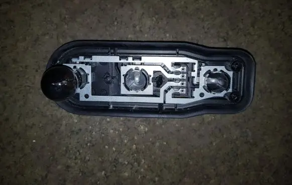 BMW 5 E39 Tail light bulb cover holder 8371324 393440
