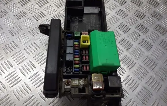 Mitsubishi Outlander Fuse box cover