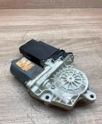Volkswagen PASSAT B5 Front door window regulator motor F005S00028 101386101