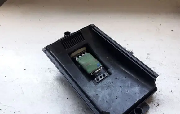 Volkswagen Golf IV Heater blower fan relay 