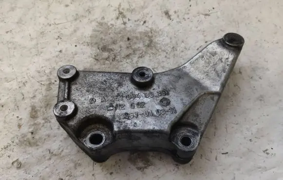 Engine mounting bracket